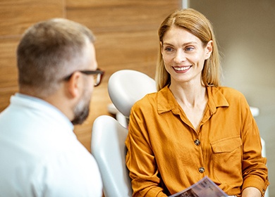Dentist explaining factors associated with tooth extraction